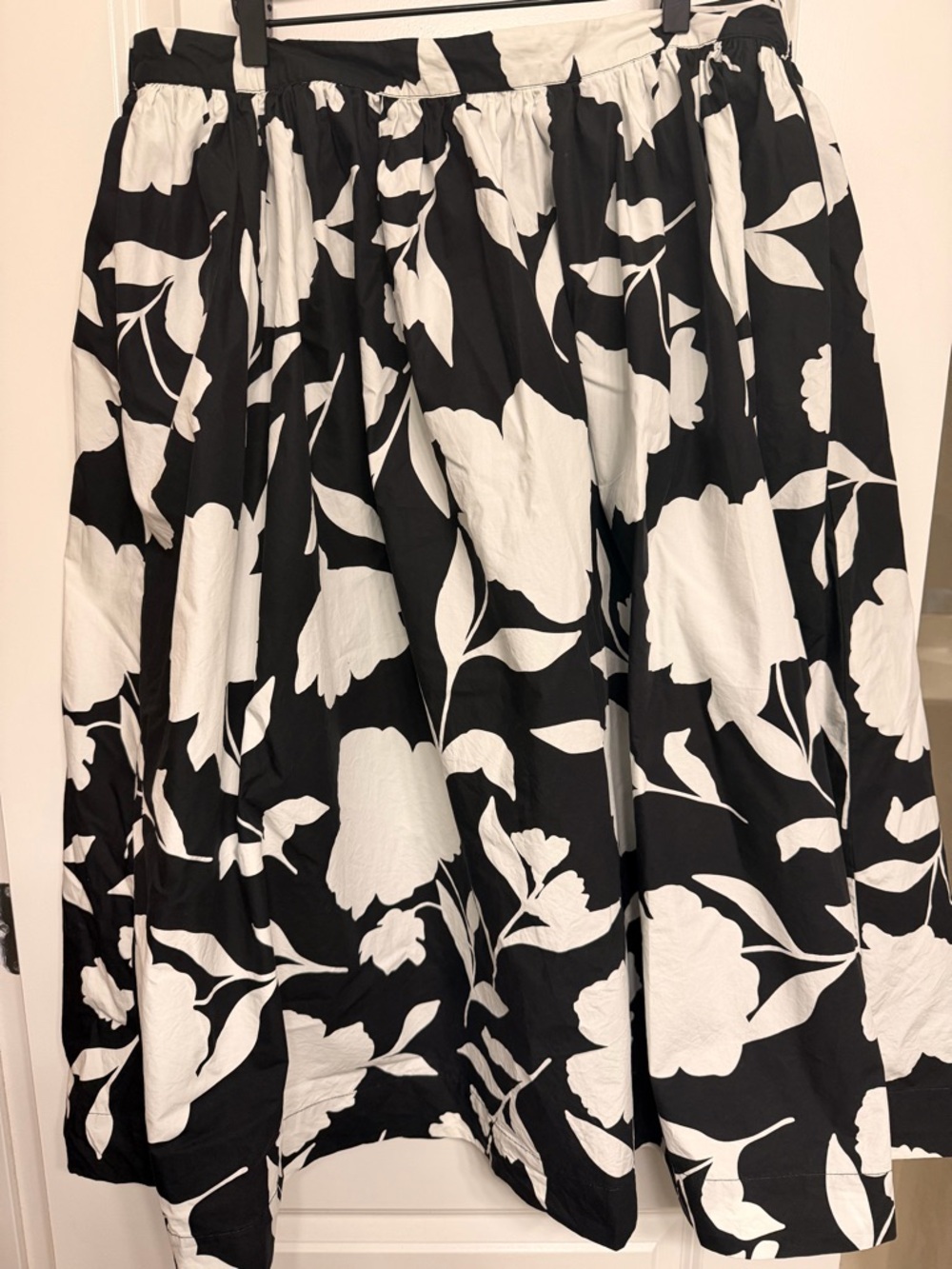 Kate Spade Black & White Floral Full A-Line Skirt with pockets